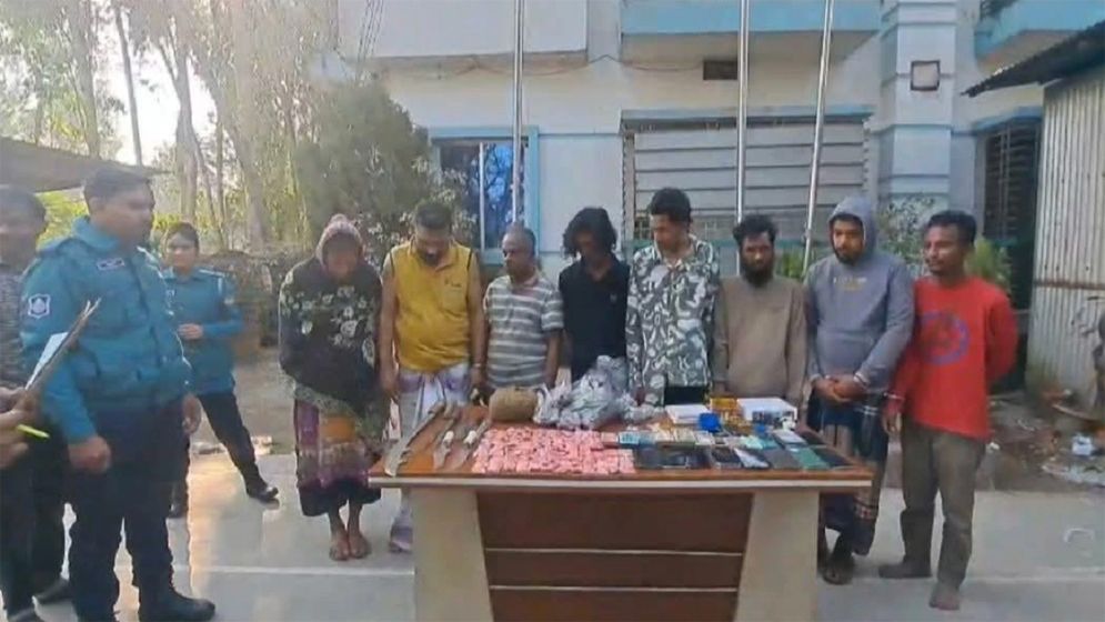 গাজীপুরে যৌথ বাহিনীর অভিযানে ৮ মাদক ব্যবসায়ী আটক