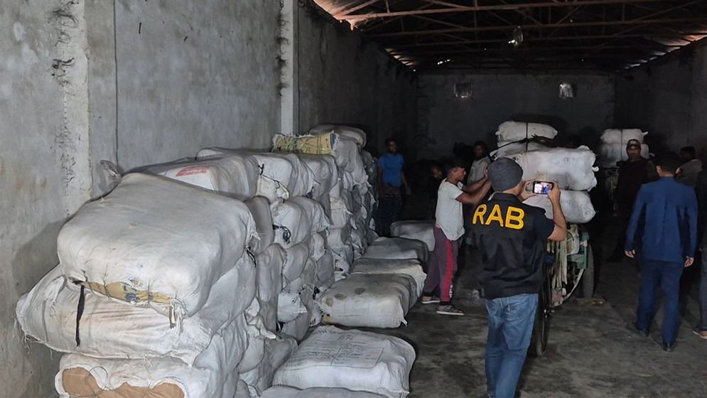 বগুড়ায় ২৬ টন পলিথিন জব্দ, তিনজনের জেল-জরিমানা