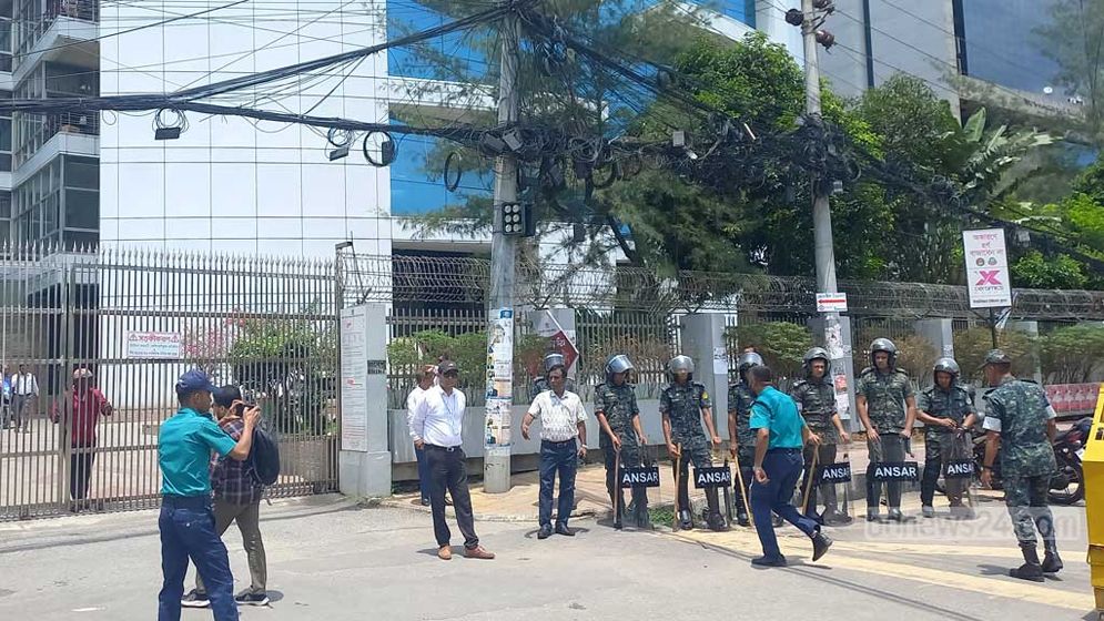 তফশিল ঘোষণা ঘিরে ইসি ভবনের সামনে নিরাপত্তা জোরদার