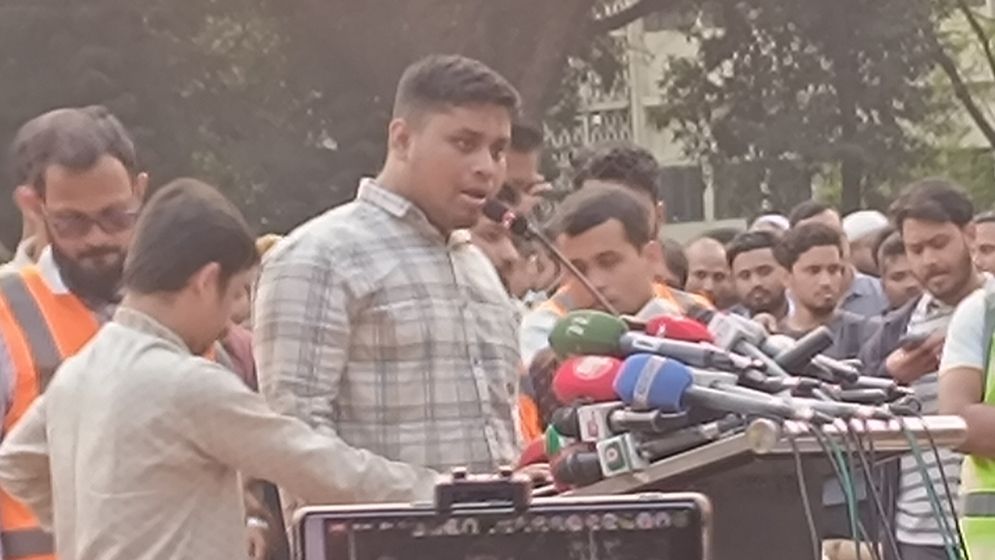 হাসিনা অর্থ, অস্ত্র ও প্রশিক্ষণ দিয়ে বাংলাদেশের বিরুদ্ধে মানুষ দাঁড় করাচ্ছেন: হাসনাত