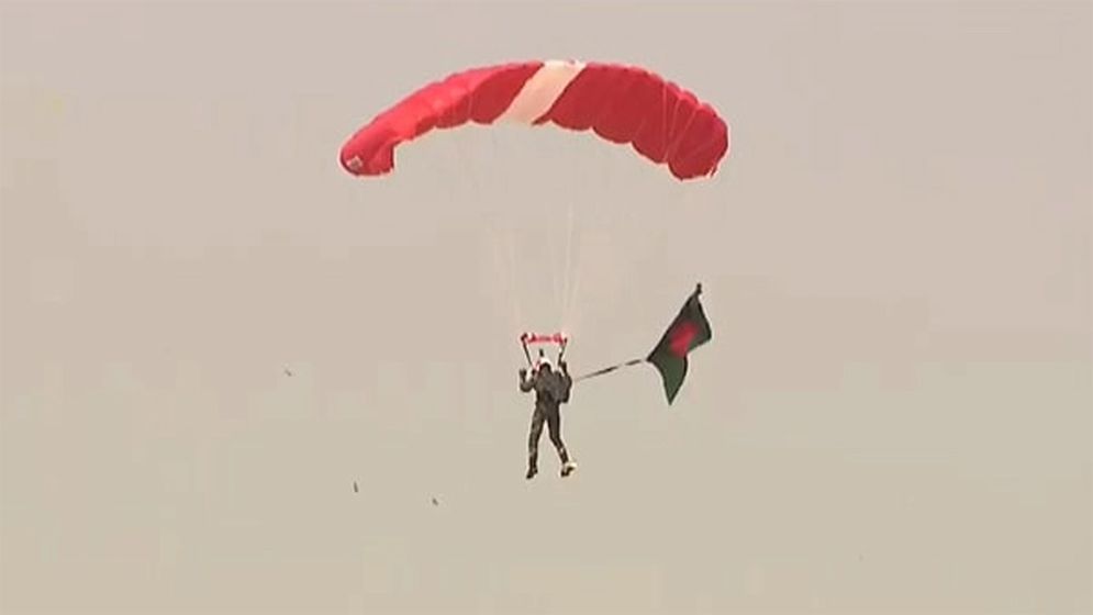 পতাকা হাতে প্যারাস্যুটিংয়ে বাংলাদেশের বিশ্ব রেকর্ড