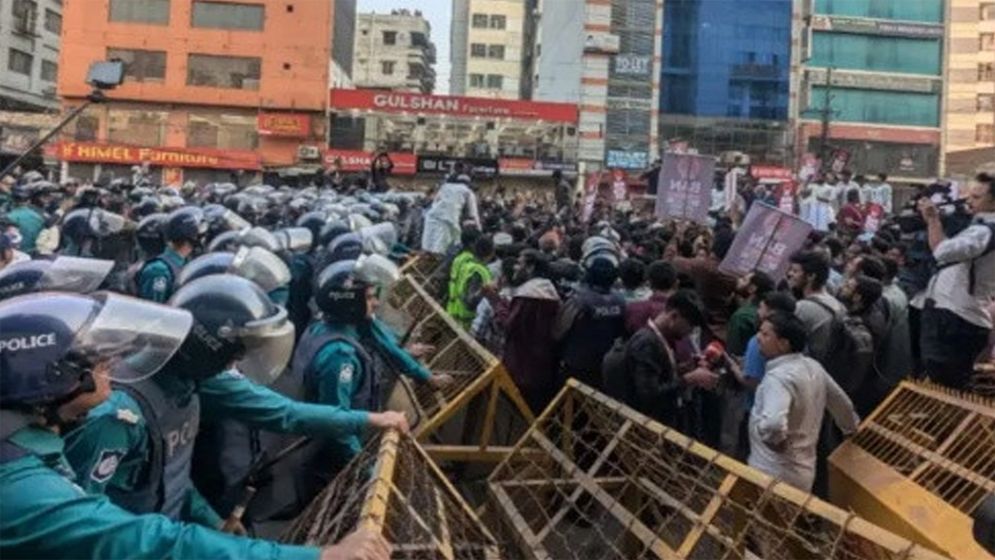লং মার্চ টু ইন্ডিয়ান হাইকমিশন’ কর্মসূচিতে পুলিশের বাধা