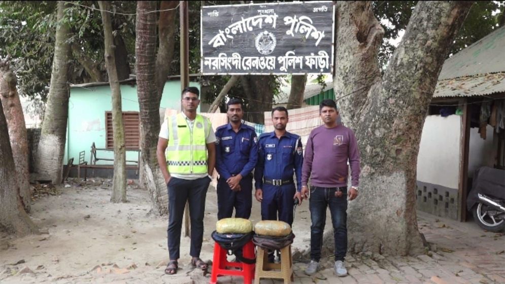 কালনী এক্সপ্রেস ট্রেনের এসি কোচ থেকে গাঁজা উদ্ধার