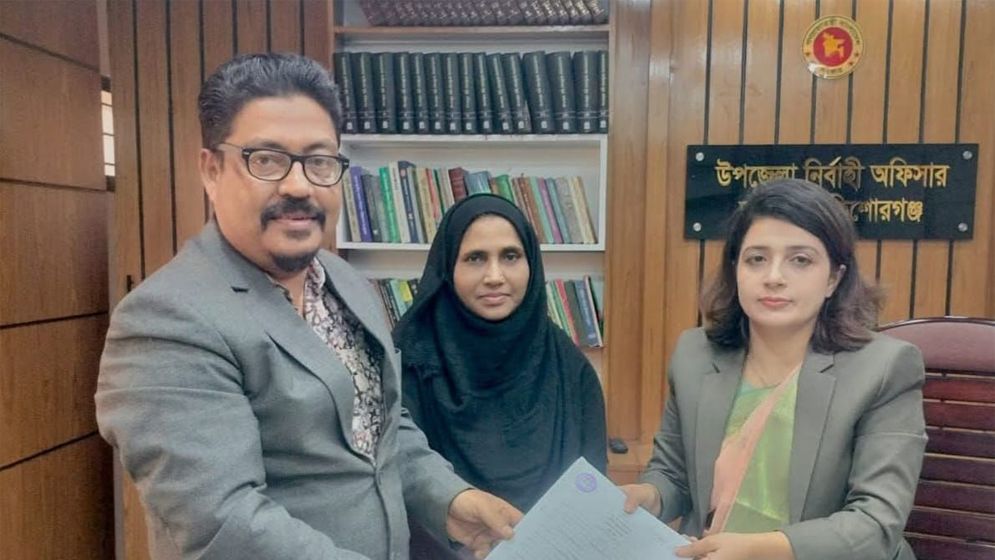 জাতীয় পার্টির নির্বাহী চেয়ারম্যান মুজিবুল হক চুন্নুর পক্ষে মনোনয়ন পত্র সংগ্রহ