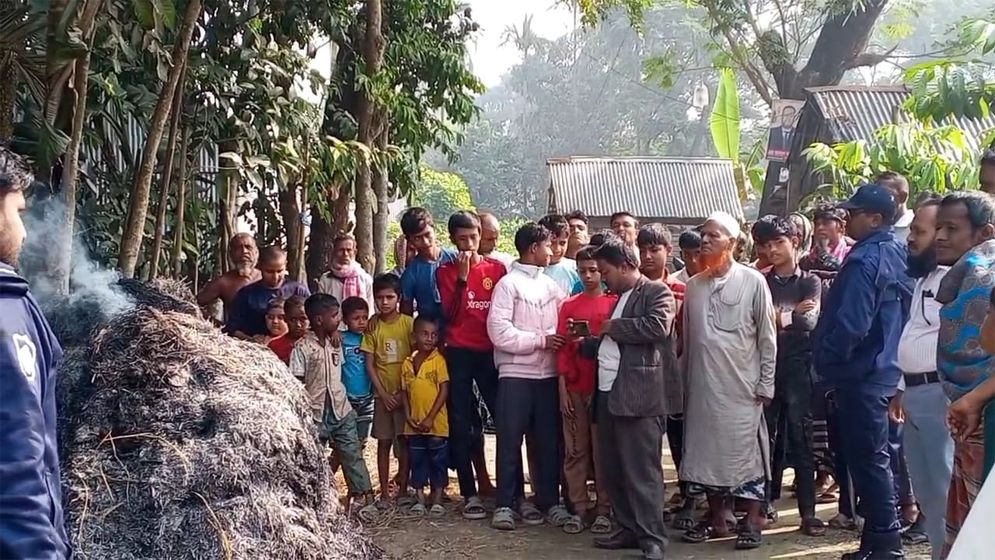 কিশোরগঞ্জে মুক্তিযোদ্ধার খড়ের গাদায় আগুন দিল দুর্বৃত্তরা