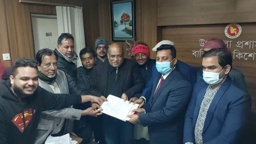 স্বতন্ত্র প্রার্থী হিসেবে মনোনয়নপত্র জমা দিলেন শেখ মুজিবুর রহমান