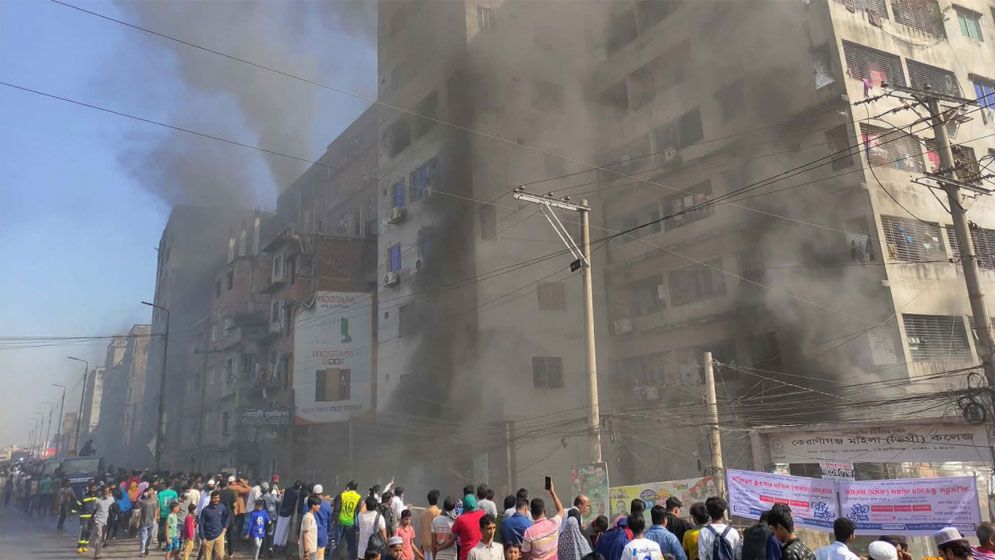 কেরানীগঞ্জে ভবনের আগুন নিয়ন্ত্রণে ১৪ ইউনিট, ৪৫ জন উদ্ধার