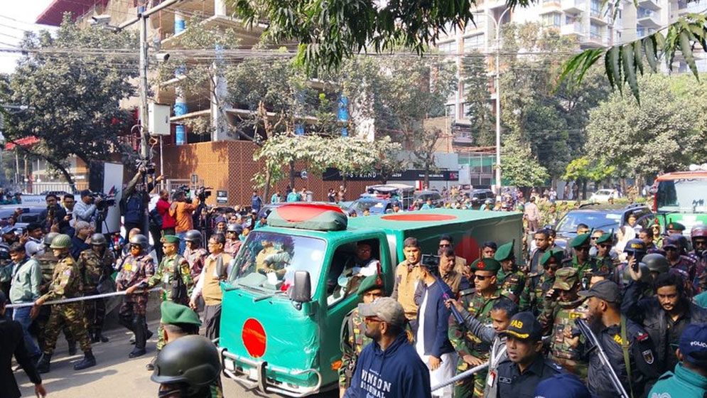 কঠোর নিরাপত্তায় খালেদা জিয়ার মরদেহ সংসদ ভবনের দক্ষিণ প্লাজার পথে