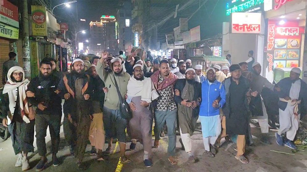 হাদির মৃত্যুর খবরে কিশোরগঞ্জে ছাত্রজনতার বিক্ষোভ