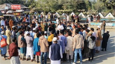 ওসমান হাদির মৃত্যুতে কুড়িগ্রামে বিক্ষোভ-সড়ক অবরোধ