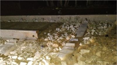 রেললাইনের পাত তুলে ফেলায় দুই বগি লাইনচ্যুত, রেল চলাচল বন্ধ