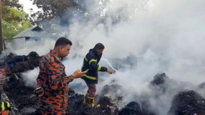 গাজীপুরে ঝুট গোডাউনে অগ্নিকাণ্ড, এক ঘণ্টার প্রচেষ্টায় আগুন নিয়ন্ত্রণে