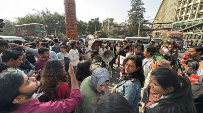 হাদির হামলাকারী গ্রেপ্তারে ব্যর্থতার দায়ে শাহবাগ অবরোধ