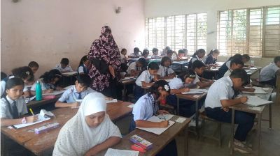 উল্লাপাড়ায় সরকারি প্রাথমিক বিদ্যালয়ের পরীক্ষা নিচ্ছেন অভিভাবকরা