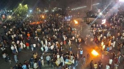 মোবাইল ব্যবসায়ীদের সড়ক অবরোধ, একদফা দাবিতে উত্তাল