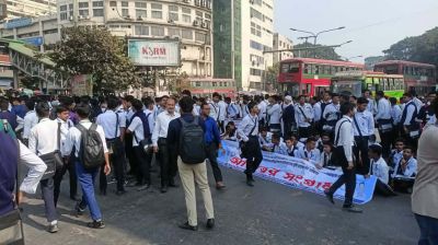 শাহবাগ অবরোধ করলেন ৫ কলেজের উচ্চমাধ্যমিক শিক্ষার্থীরা