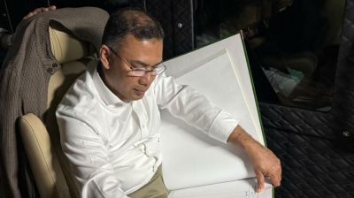 জাতীয় স্মৃতিসৌধের পরিদর্শন বইয়ে পদবী ‘রাজনৈতিক কর্মী’ লিখলেন তারেক রহমান