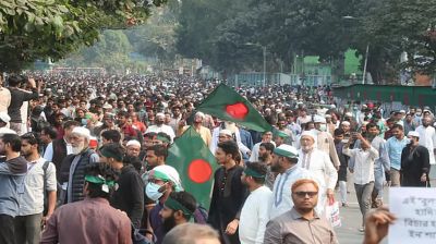 হাদির জানাজায় অংশ নিতে সংসদ ভবনের দক্ষিণ প্লাজায় লাখো মানুষের ঢল