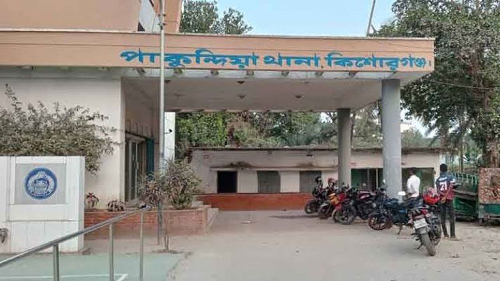 পাকুন্দিয়ায় শ্বশুরবাড়িতে গিয়ে স্ত্রীকে হাত-পা বেঁধে ছুরিকাঘাতে হত্যা