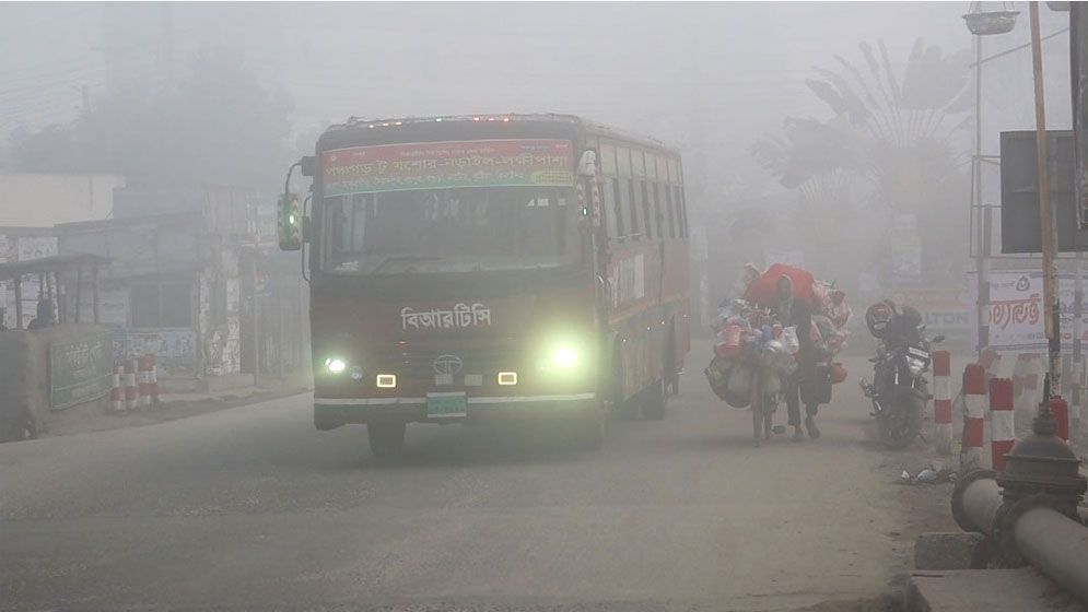 পঞ্চগড়ে মৌসুমের প্রথম শৈত্যপ্রবাহ চলছে, ঘন কুয়াশায় বিপর্যস্ত জনজীবন