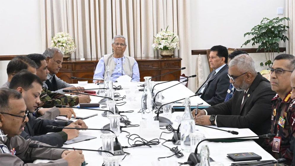 জাতীয় নির্বাচনের আগে আইনশৃঙ্খলা স্বাভাবিক রাখতে কঠোর নির্দেশ প্রধান উপদেষ্টার