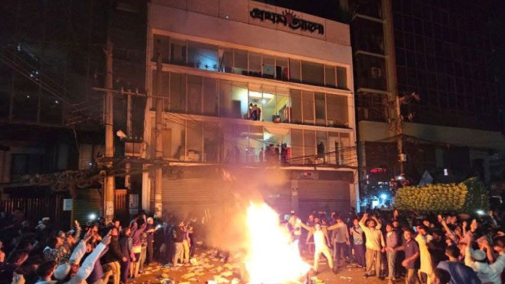 প্রথম আলো ও ডেইলি স্টার কার্যালয়ে হামলা-ভাঙচুর, আগুন