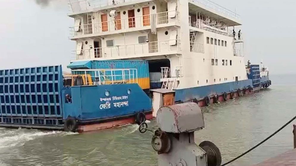 কুয়াশা কেটে যাওয়ায় শরীয়তপুর–চাঁদপুর নৌরুটে সাড়ে ৬ ঘণ্টা পর ফেরি চলাচল স্বাভাবিক