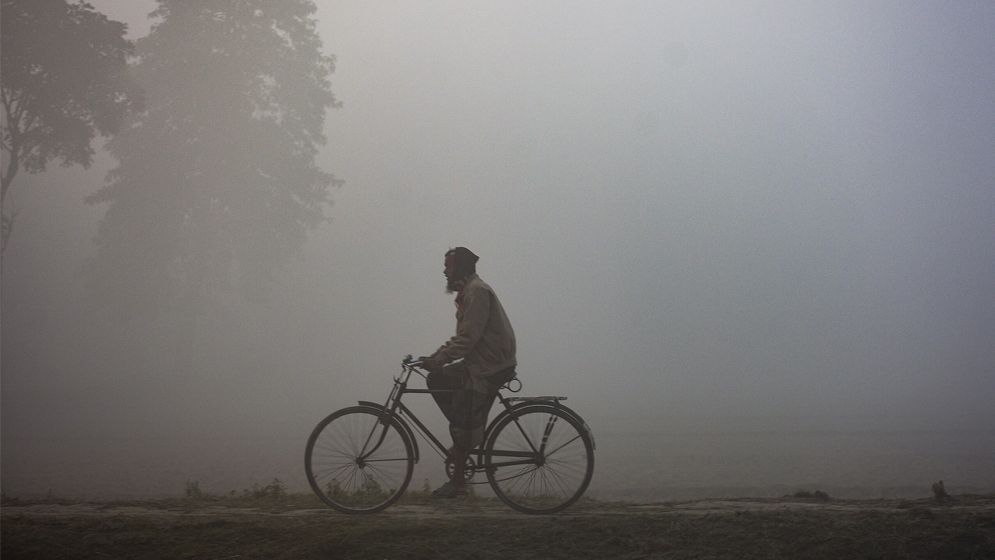 ঘন কুয়াশা ও শৈত্যপ্রবাহে স্থবির কুড়িগ্রামের জনজীবন