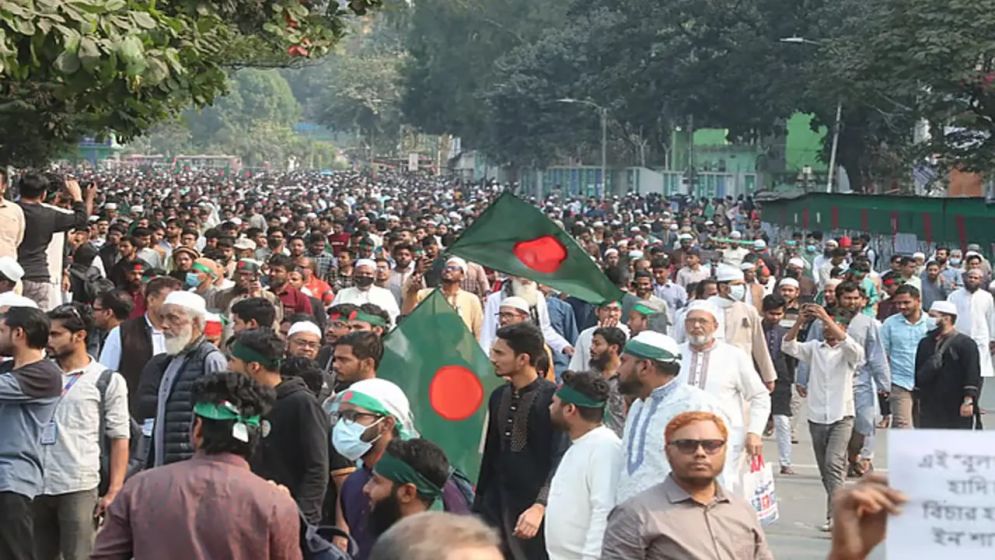 হাদির জানাজায় অংশ নিতে সংসদ ভবনের দক্ষিণ প্লাজায় লাখো মানুষের ঢল