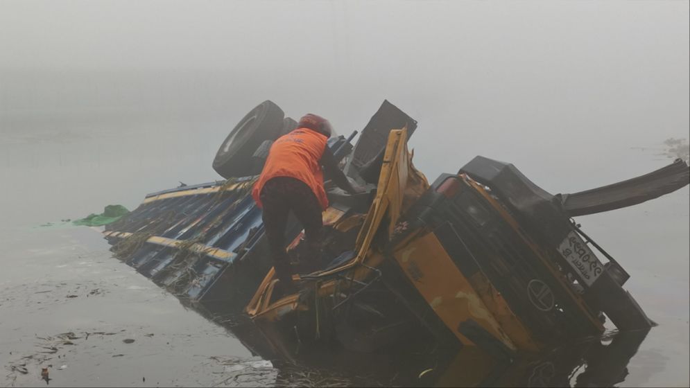 সেতুর রেলিং ভেঙে নদীতে ট্রাক, নিহত ২