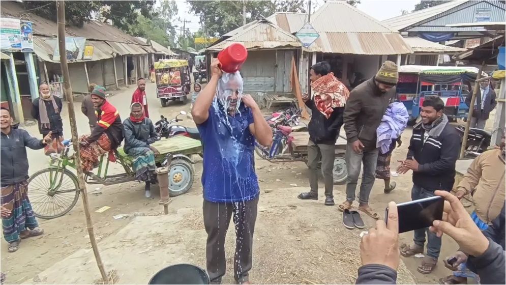 দুধ দিয়ে গোসল করে বিএনপি নেতার পদত্যাগ