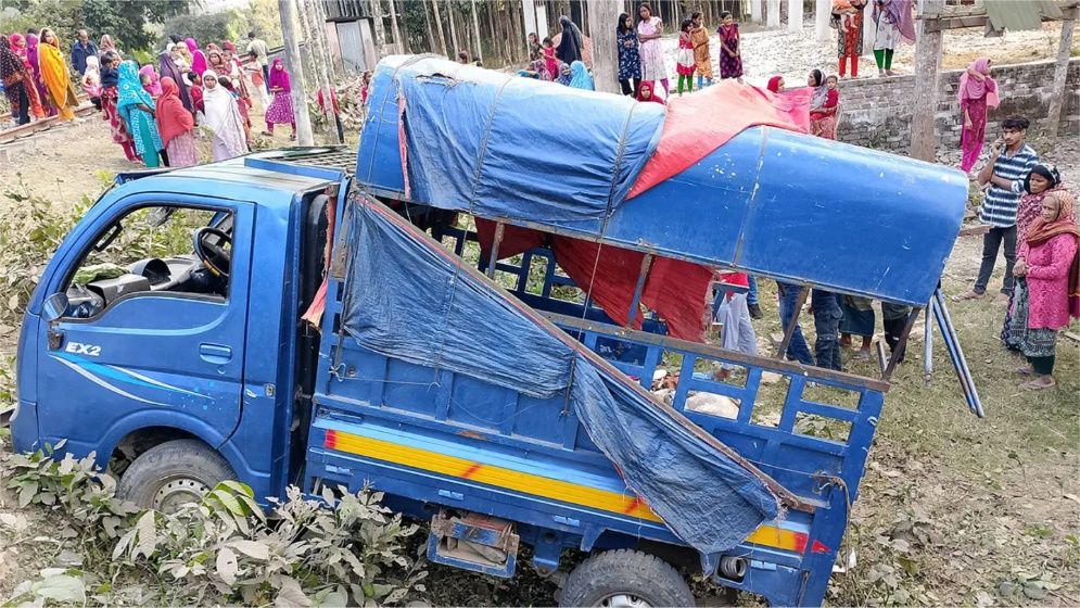 ট্রেন-পিকআপ সংঘর্ষে নিহত ৩