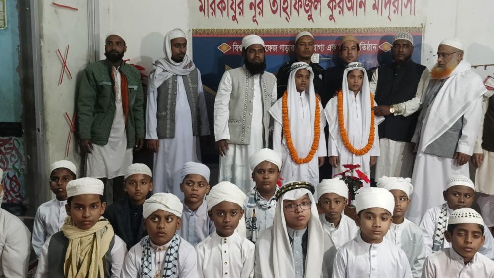 রূপগঞ্জে হাফেজদের রাজকীয় পাগড়ি প্রদান