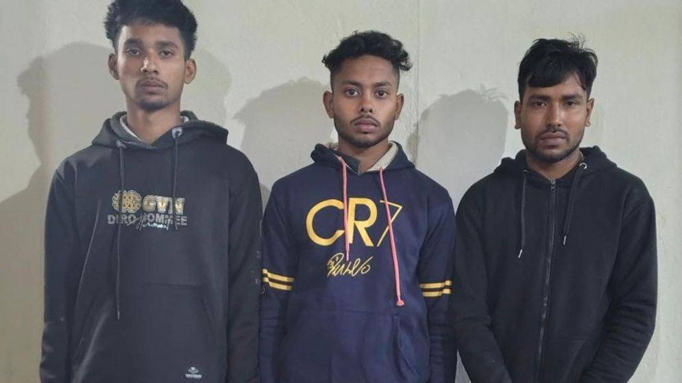 বগুড়ায় দেশীয় অস্ত্রসহ কিশোর গ্যাংয়ের ৩ সদস্য আটক