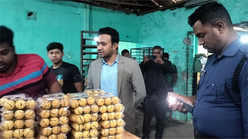 বগুড়ায় অস্বাস্থ্যকর পরিবেশে খাদ্যপণ্য উৎপাদন, ৭০ হাজার টাকা জরিমানা