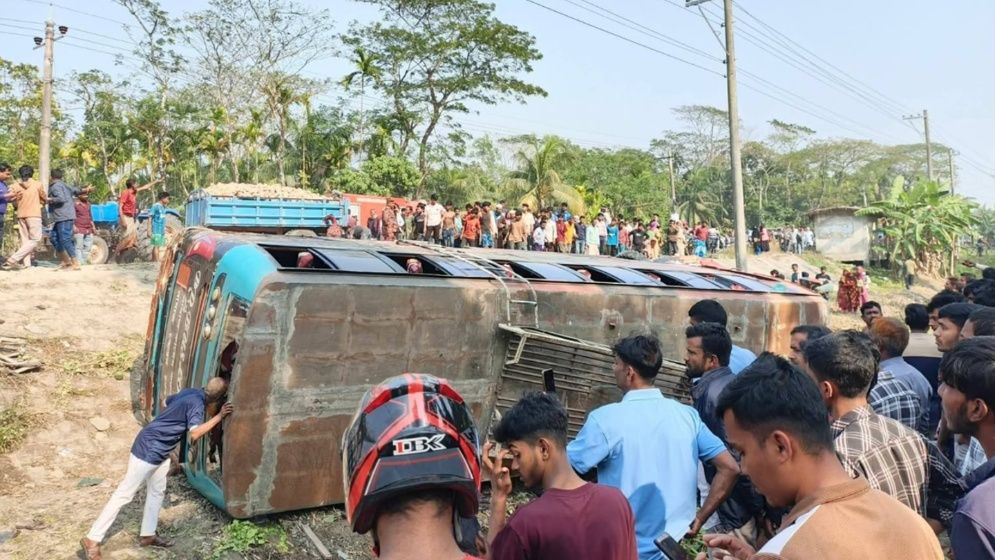 বাস-অটোরিকশার সংঘর্ষে নিহত ৩