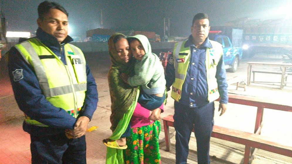 ঢাকা–বগুড়া মহাসড়কে আত্মহননের মুখ থেকে মা ও শিশুকে উদ্ধার