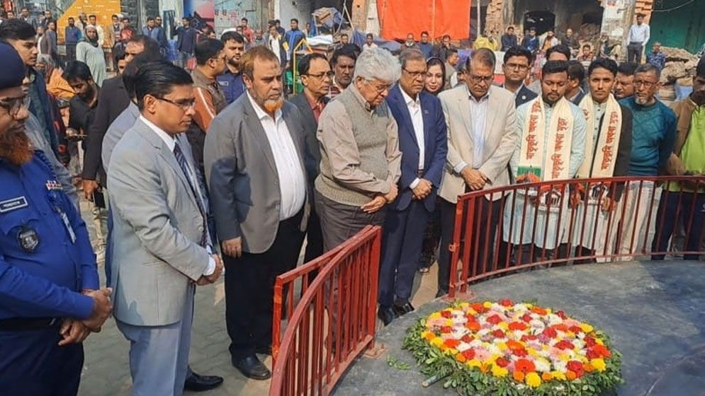 বগুড়ায় জুলাই শহীদদের কবরে উপদেষ্টা আদিলুর রহমান খানের শ্রদ্ধা