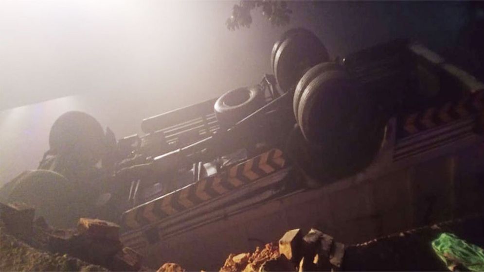 ট্রাক খালে পড়ে পাকিস্তানে একই পরিবারের ১৪ জন নিহত