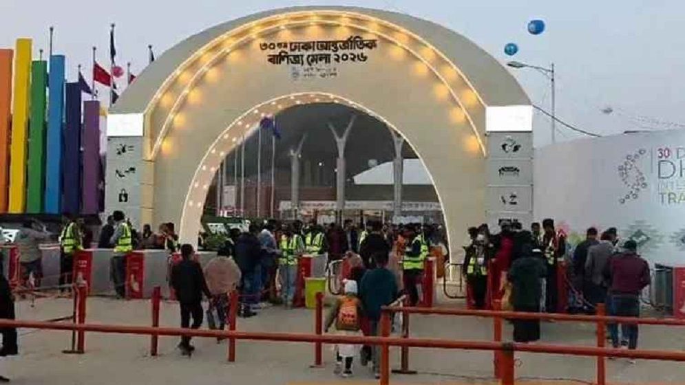 সাপ্তাহিক ছুটিতে বাণিজ্য মেলায় ক্রেতা-দর্শনার্থীর ঢল