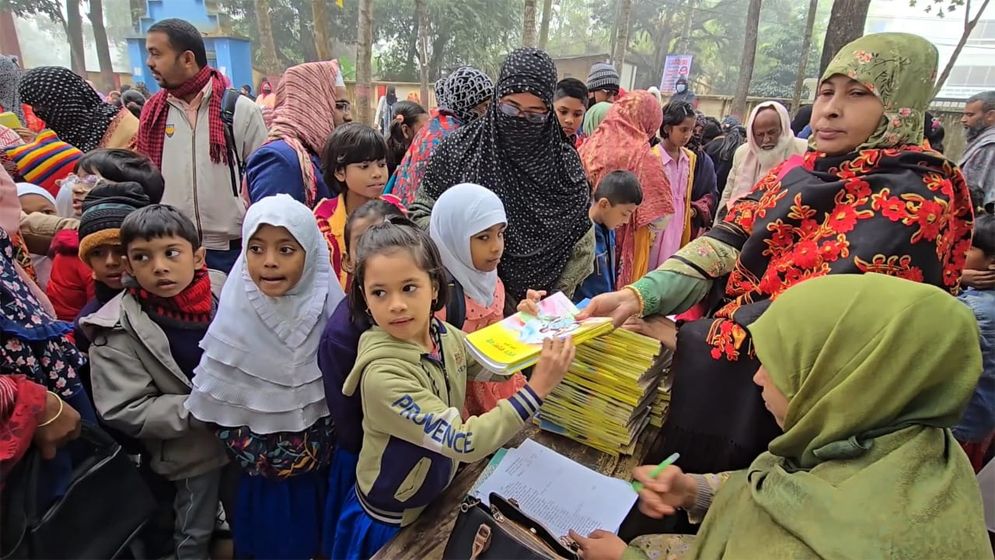 কিশোরগঞ্জে ঝকঝকে নতুন বই পেয়ে উচ্ছসিত শিক্ষার্থীরা