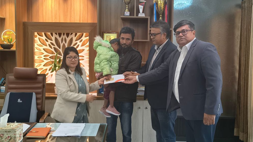 সড়কের পাশে উদ্ধার হওয়া শিশুটির পাশে দাঁড়াল ‘স্বপ্ন’