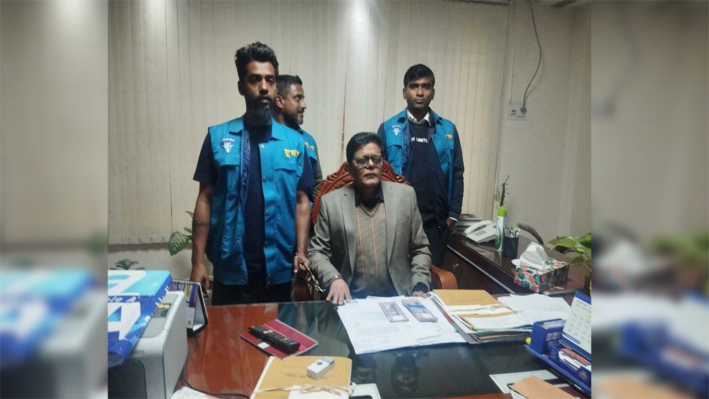 ঘুষের টাকাসহ যশোর জেলা প্রাথমিক শিক্ষা অফিসার আটক