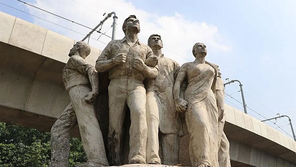 রাজু ভাস্কর্য থেকে শিবিরের গণভোটে ‘হ্যাঁ’ এর বিলবোর্ড সরালো ছাত্র ইউনিয়ন