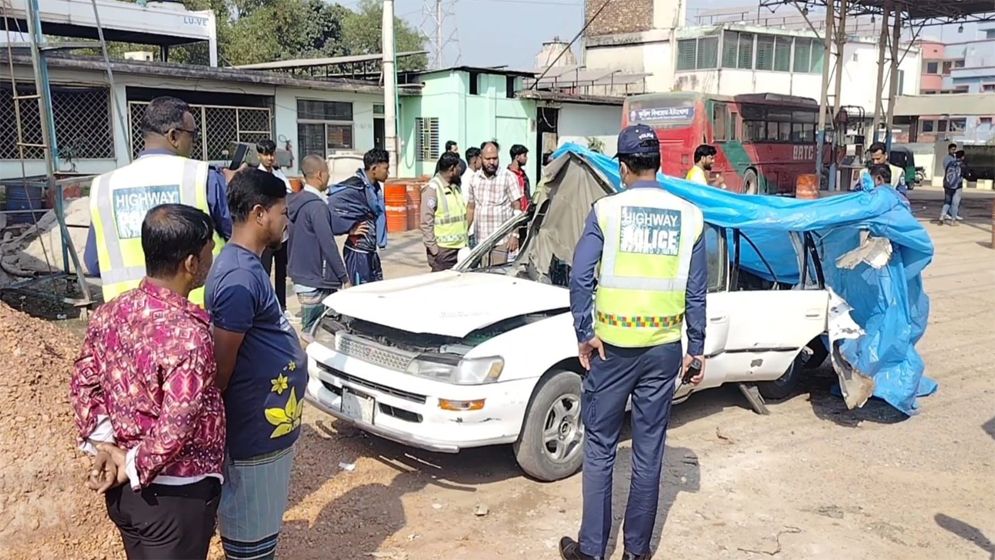 নরসিংদীতে প্রাইভেটকারে ভয়াবহ বিস্ফোরণ