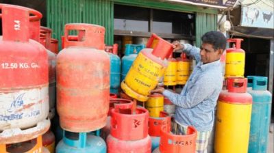 শনির আখড়ায় ২৫০০ টাকায় বিক্রি হচ্ছে এলপিজি সিলিন্ডার