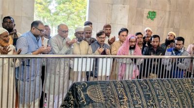 শাহ সুলতান বলখী (রহ.)-এর মাজার জিয়ারতের মাধ্যমে মাহমুদুর রহমান মান্নার প্রচারণা শুরু