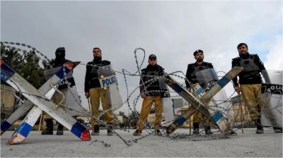 পাকিস্তানে ৮ পুলিশ নিহত