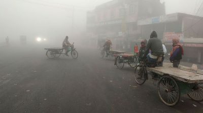 হাড়কাঁপানো শীত ও কুয়াশায় জবুথবু রাজধানী, তবু থেমে নেই জীবিকার লড়াই