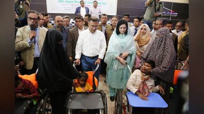 বগুড়ায় প্রতিবন্ধীদের মাঝে হুইলচেয়ার বিতরণ করলেন তারেক রহমান